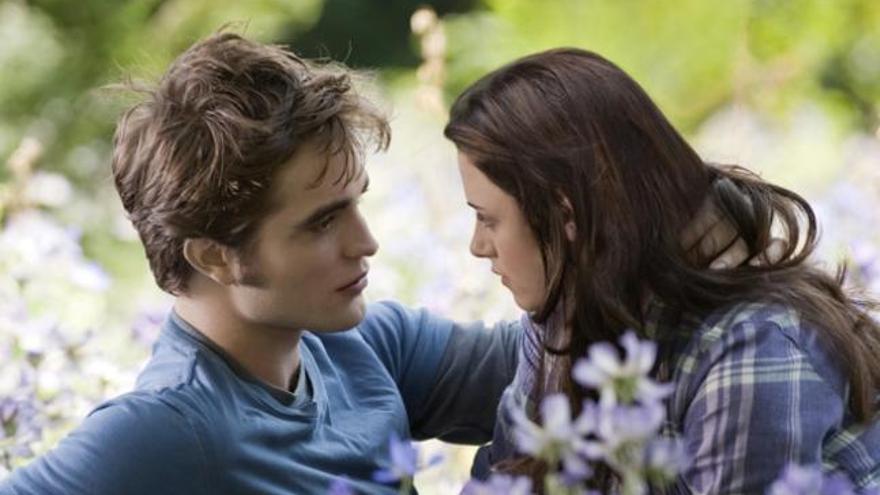 Robert Pattinson y Kristen Stewart en &#039;Crepúsculo&#039;.