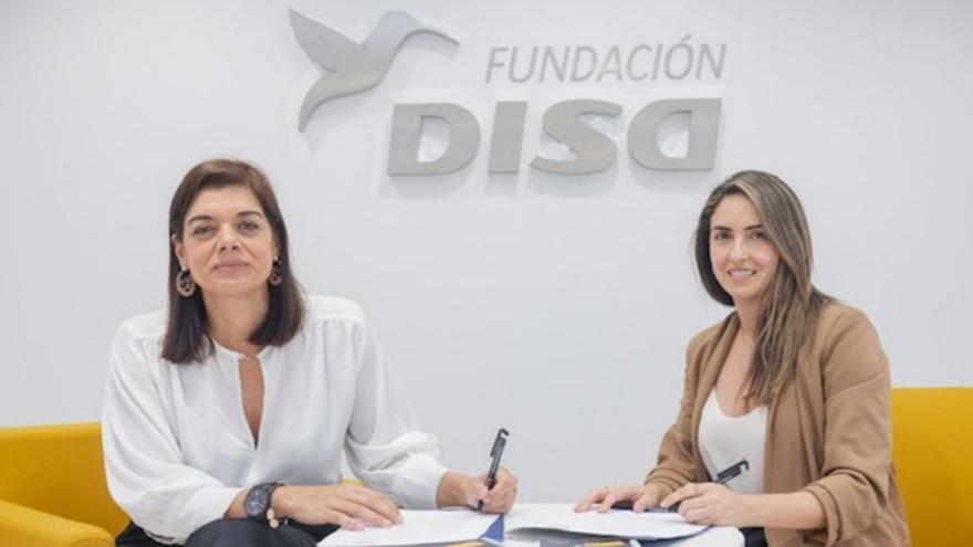 Sara Mateos (Fundación Disa) y Betsabé Morales (Kinewa) firman el acuerdo.