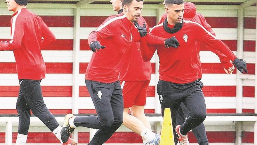 Santana y Nano Mesa realizan un ejercicio en el entrenamiento de ayer en Mareo.