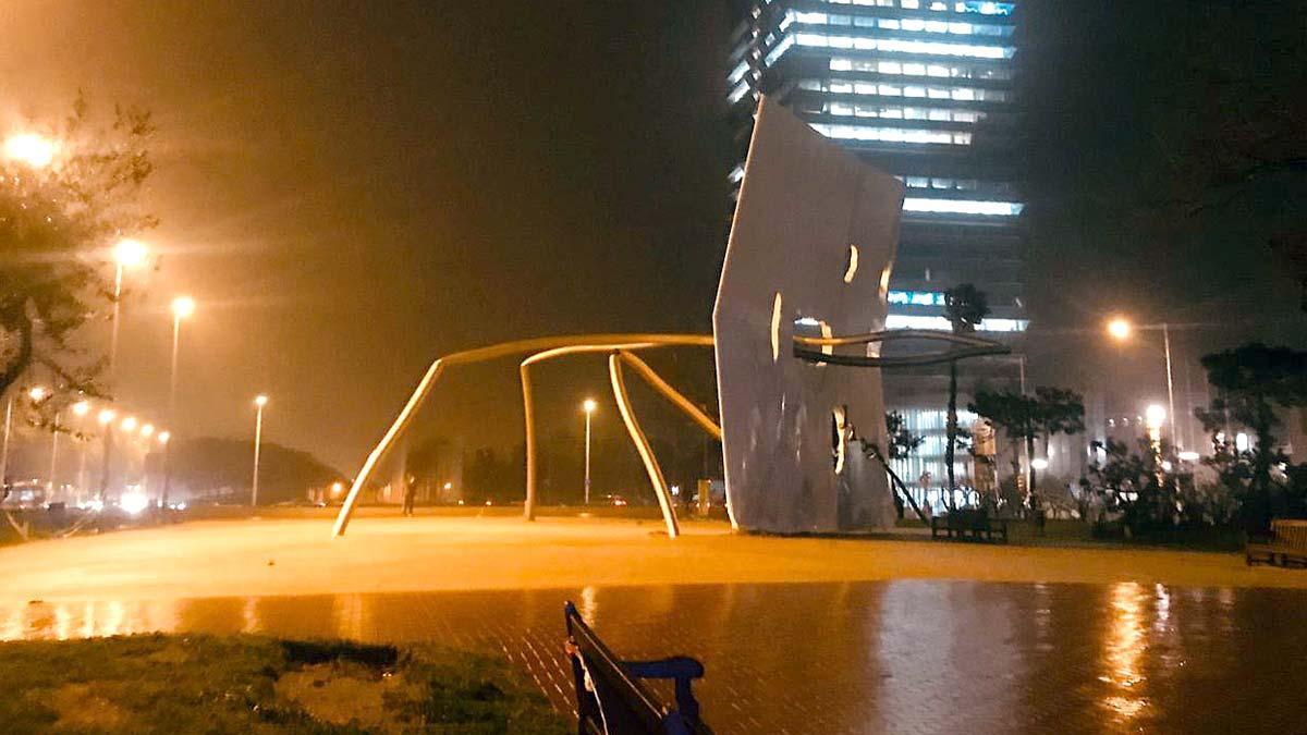 Momento en que cae la escultura David i Goliat, en la plaza de los Voluntarios de la Vila Olímpica.