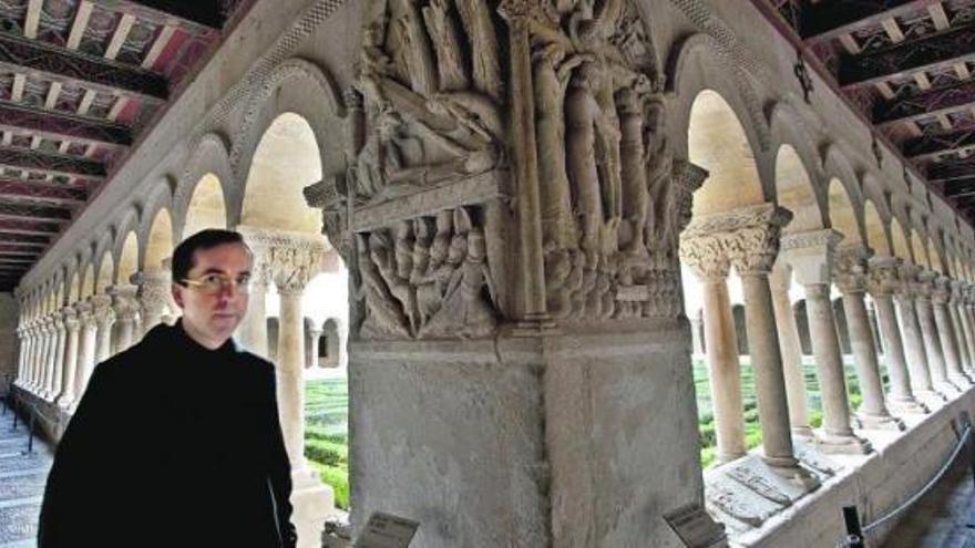 El monje benedictino Víctor Márquez, en el soberbio claustro románico del monasterio de Santo Domingo de Silos (Burgos), durante la entrevista con LA NUEVA ESPAÑA.