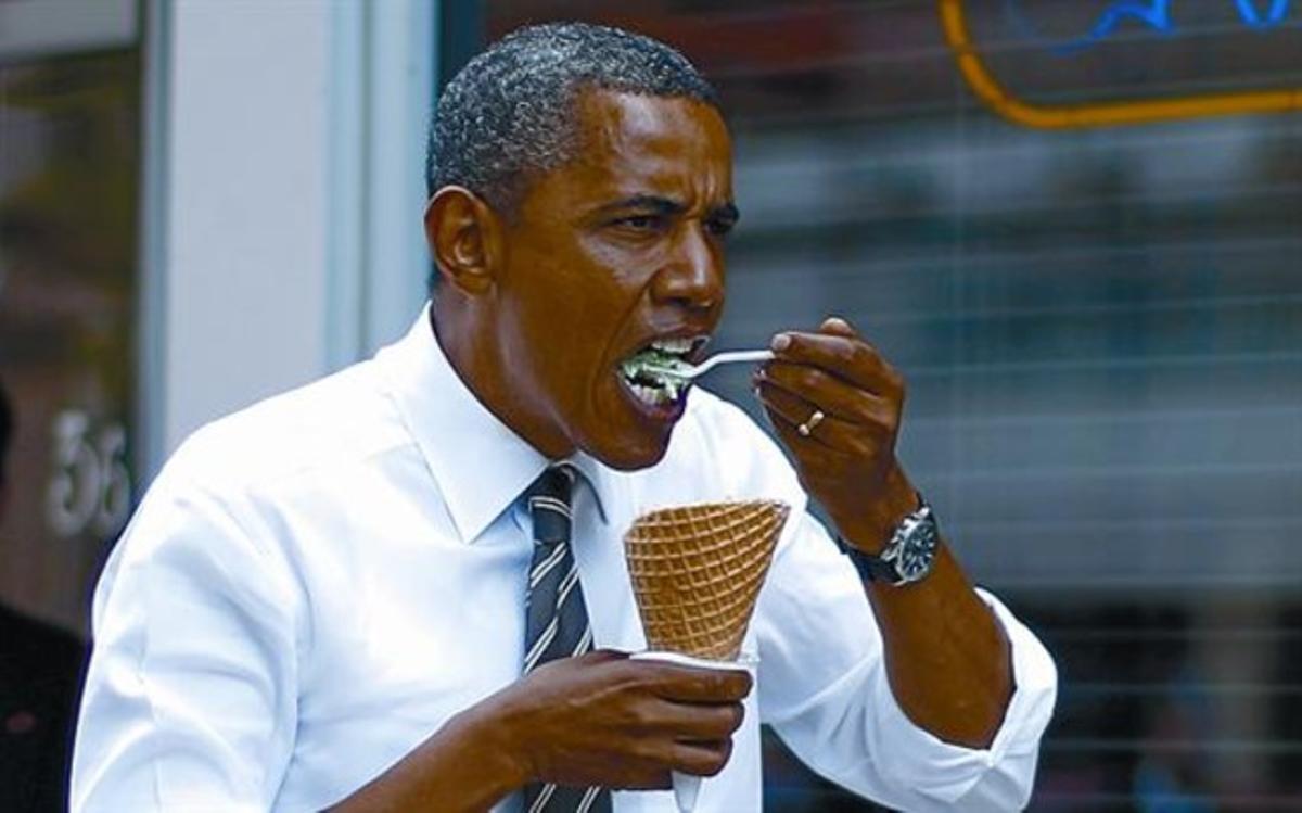 UN MOS Obama degusta un gelat de menta i xocolata a Iowa. UN MOS Obama degusta un gelat de menta i xocolata a Iowa.