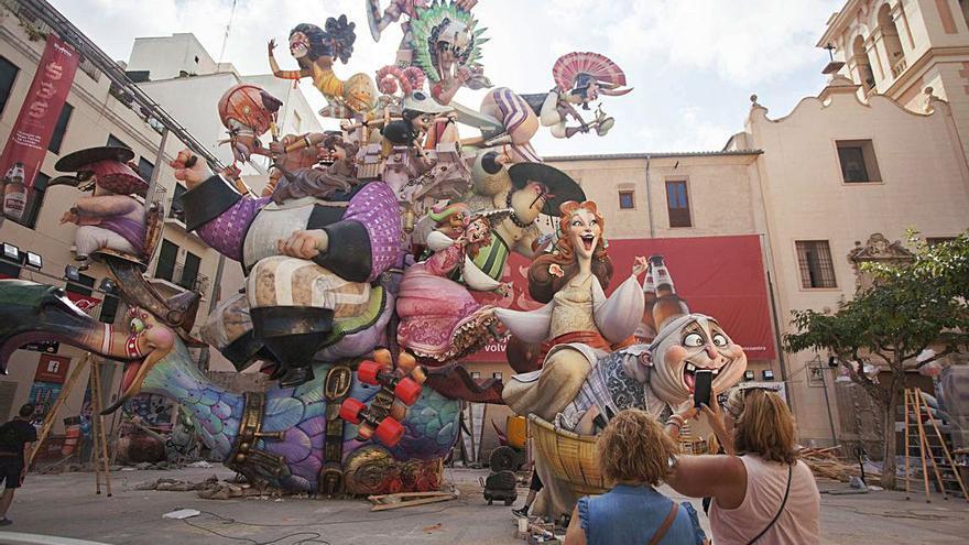 Dos mujeres fotografían una 
falla.  f.bustamante