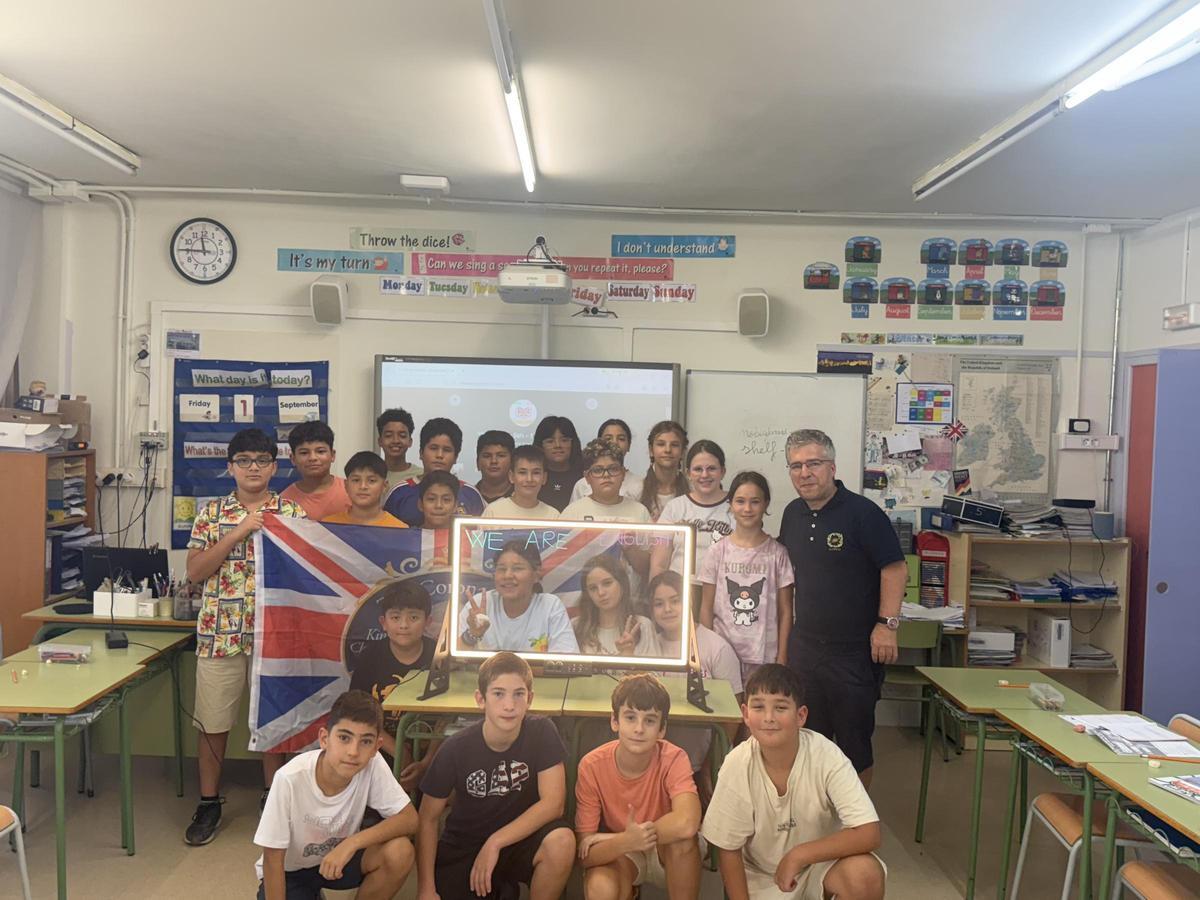 Los alumnos, convertidos en profesores, con Óscar del Estal (derecha)
