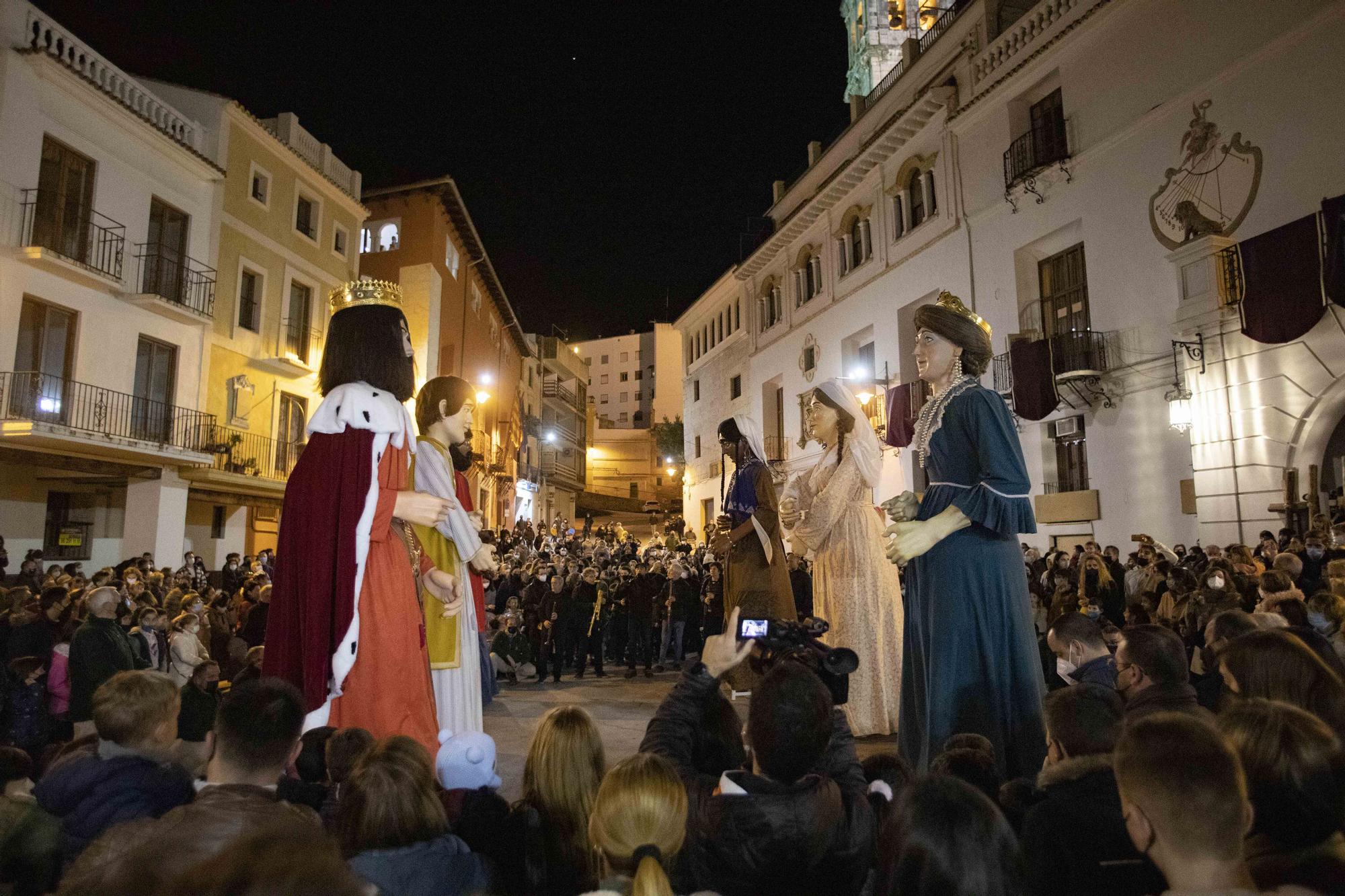 Ontinyent se vuelca en la "retreta" y el desfile de "Gegants i Cabets" por las fiestas de la Purísima