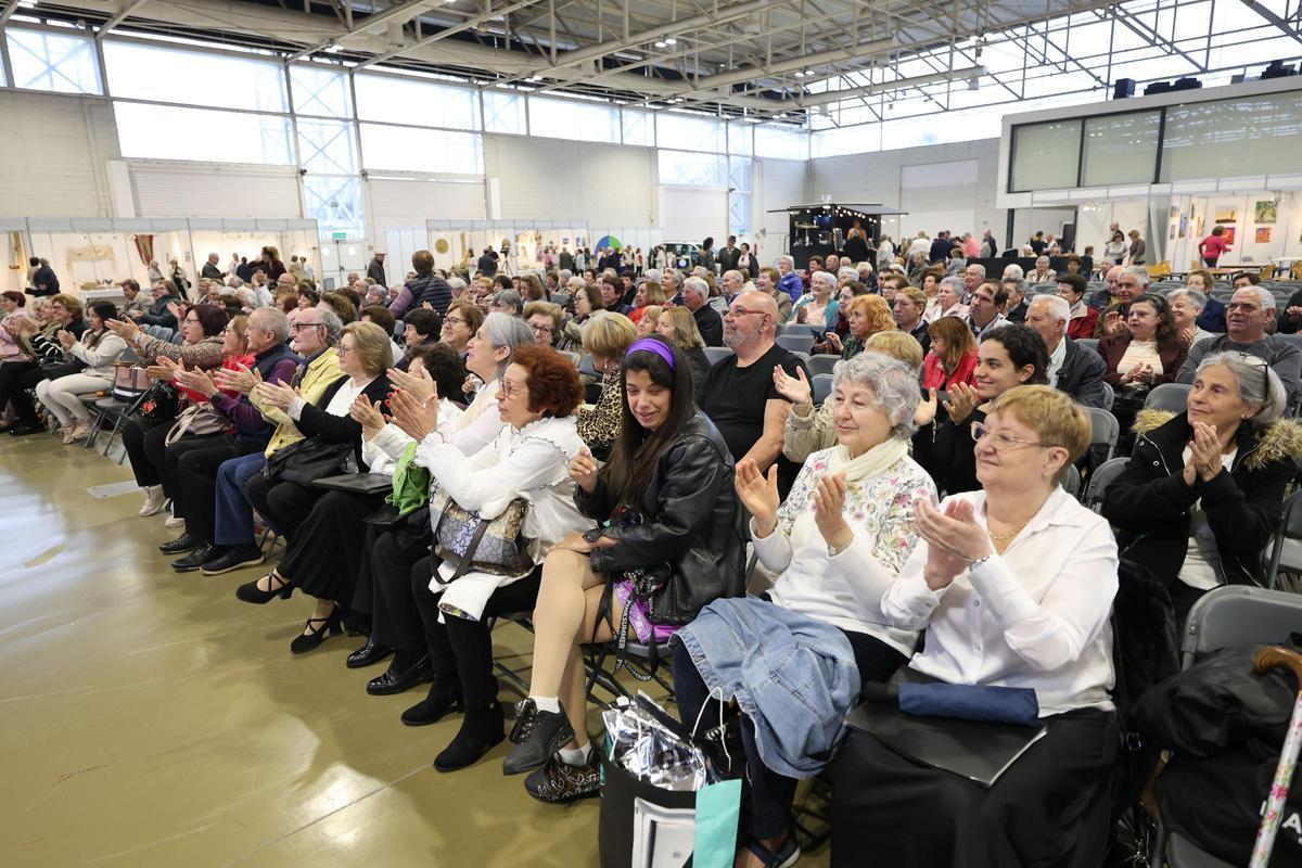 El público aplaude una de las actuaciones sobre el escenario del Recinto Ferial en la Festa dels Majors.