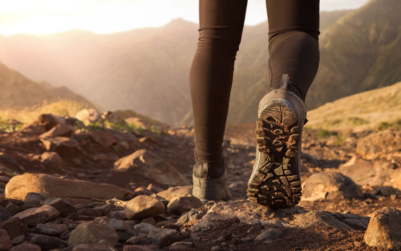 Mujer de excursión en la montaña.