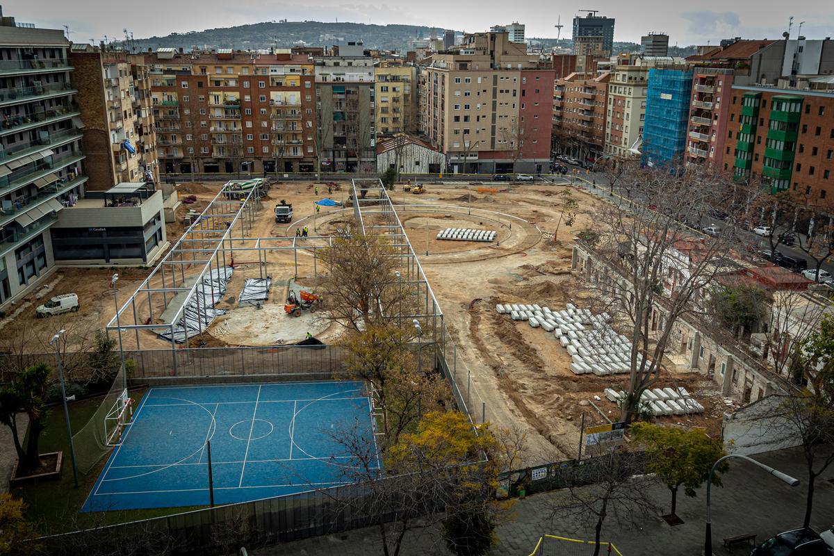 El solar en obras de la antigua Colònia Castells, en Barcelona, donde se construye un parque.