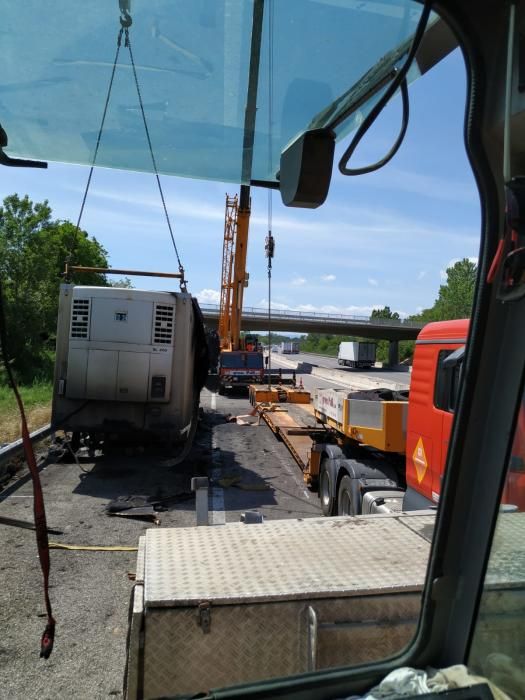 Les tasques de rescat el vehicle cremat a Riudellots per part de Grues Pallí