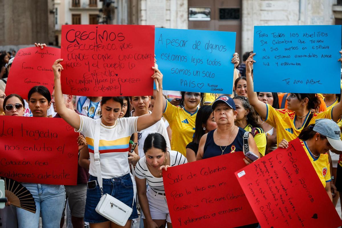 València guarda una vigilia en la plaza de la Virgen en homenaje a las víctimas del terremoto de Colombia