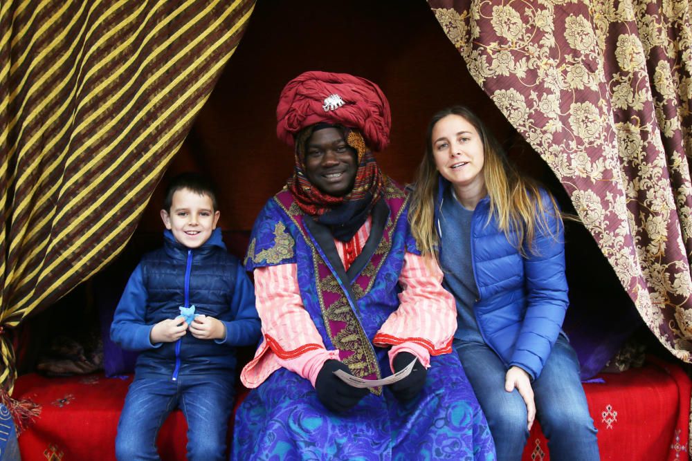 El emisario de SSMM los Reyes Magos sigue recibiendo a los más pequeños de Málaga para que le transmitan sus deseos para la Noche de Reyes.