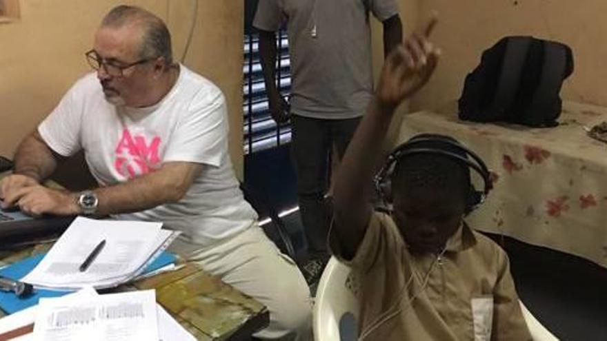 El doctor Paco Agulleiro atiende a un niño en Burkina Faso.