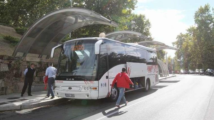 Una de las paradas intermodales en la alameda. // Jesús Regal