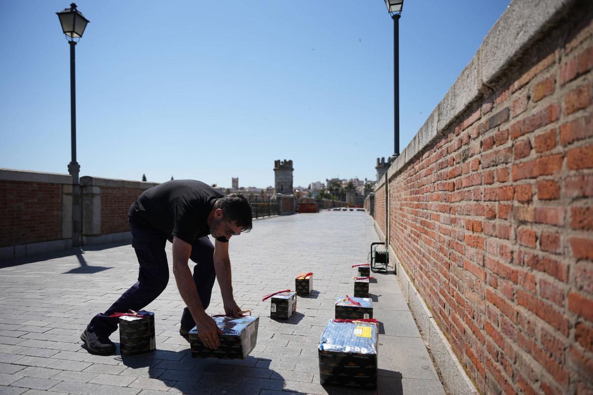 Todo listo en el puente de Palmas de Badajoz para los fuegos de esta noche