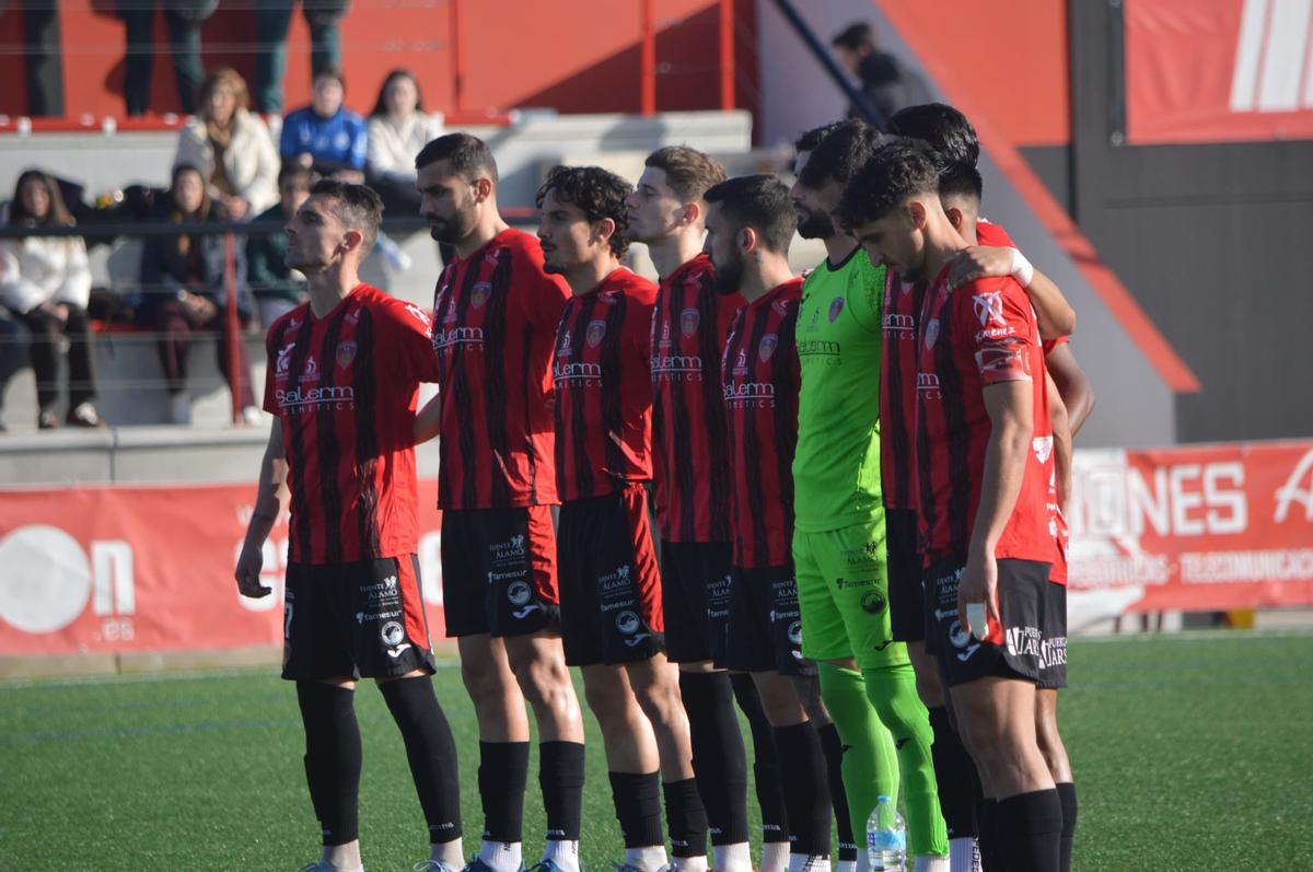 Jugadores del Salerm Puente Genil antes del inicio del partido ante el Xerez DFC.