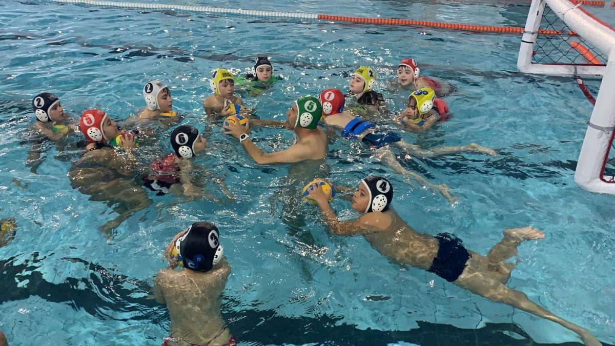 Alumnos del CEIP Laredo aprovechando los días de lluvia para organizar actividades en la piscina.