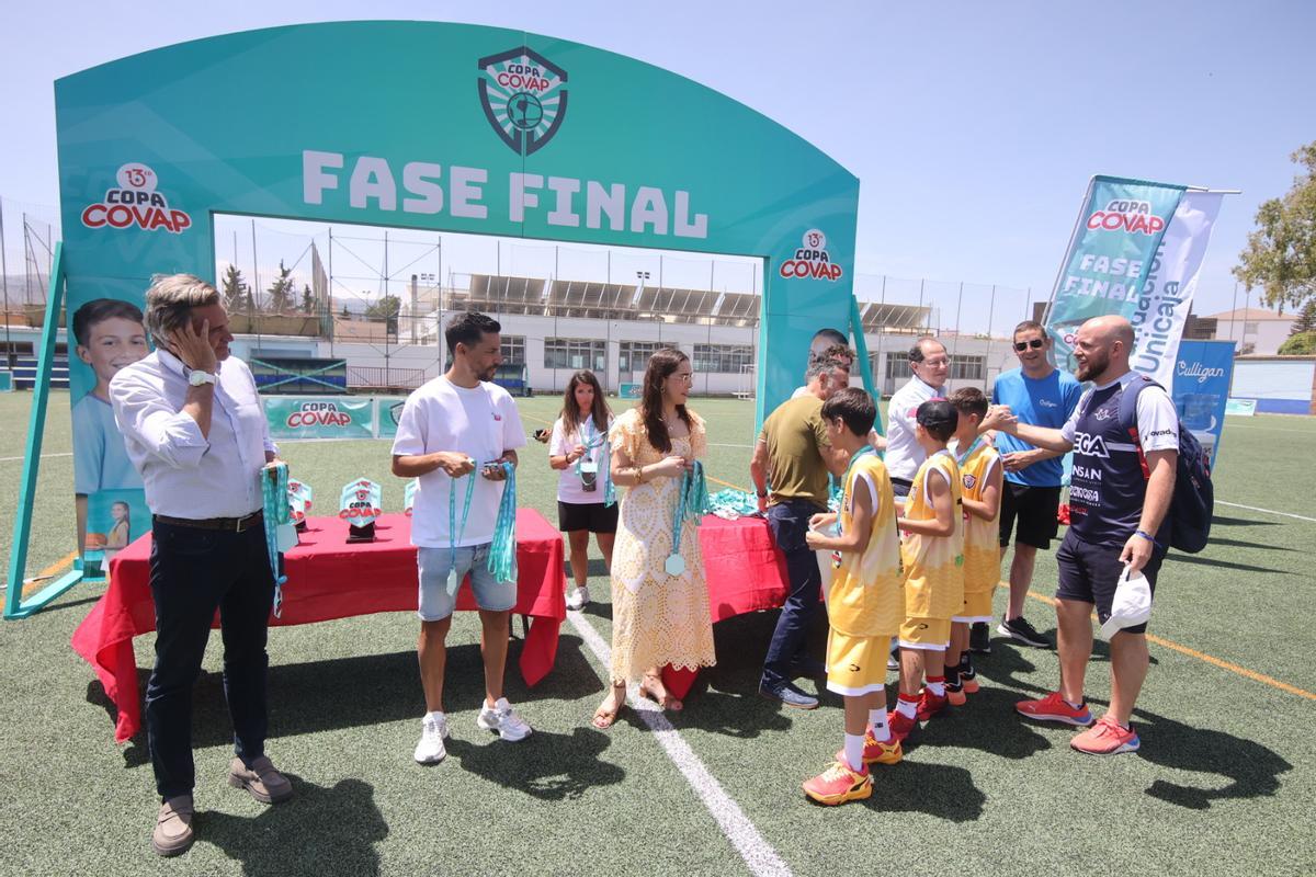 Manuela Pozuelo, junto a Jesús Navas, en la entrega de condecoraciones en la Final de la 13ª Copa COVAP en Ronda.