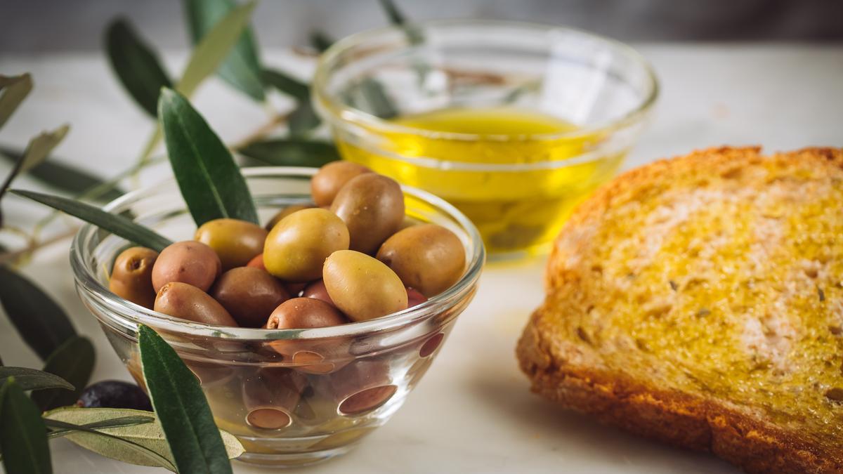 El aceite de oliva es la principal fuente de grasas en la dieta mediterránea