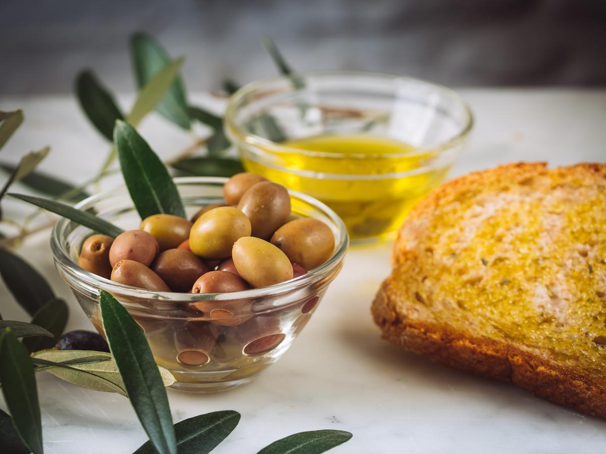 El aceite de oliva es la principal fuente de grasas en la dieta mediterránea