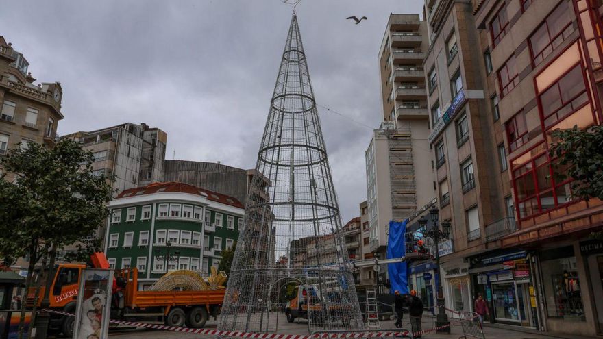 Un árbol de luces de colores para alegrar la Navidad | IÑAKI ABELLA