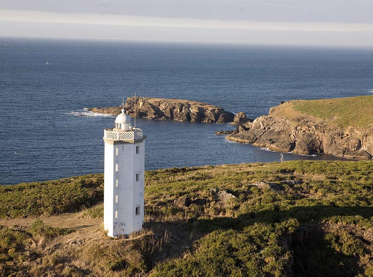 Faro de Mera, en la Costa de Dexo.