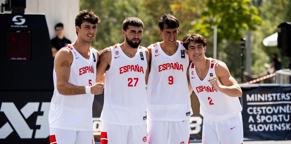 Fernando Bello, segundo izquierda, con la selección española de baloncesto 3x3.
