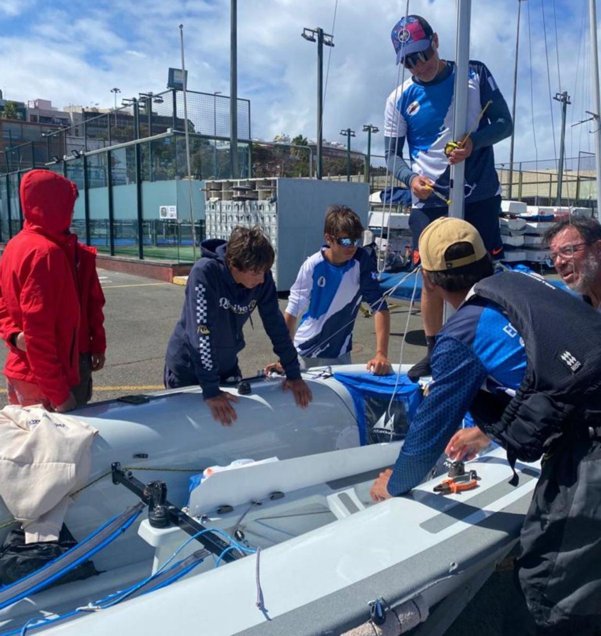 Varios participantes hacen las mediciones de una embarcación.