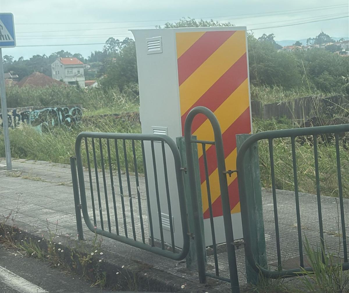 La cabina del radar de la avenida de Castrelos, reformada y señalizada.