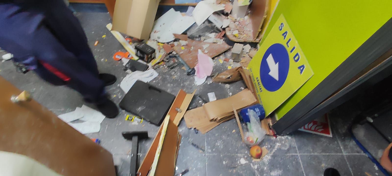 Los destrozos del robo en la gasolinera de Mieres