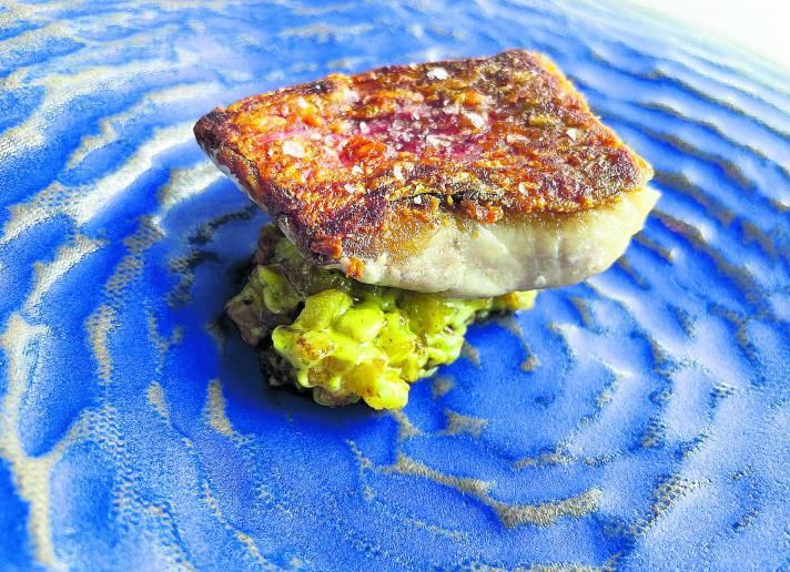 Salmonete de roca con romescu y patatas risoladas.