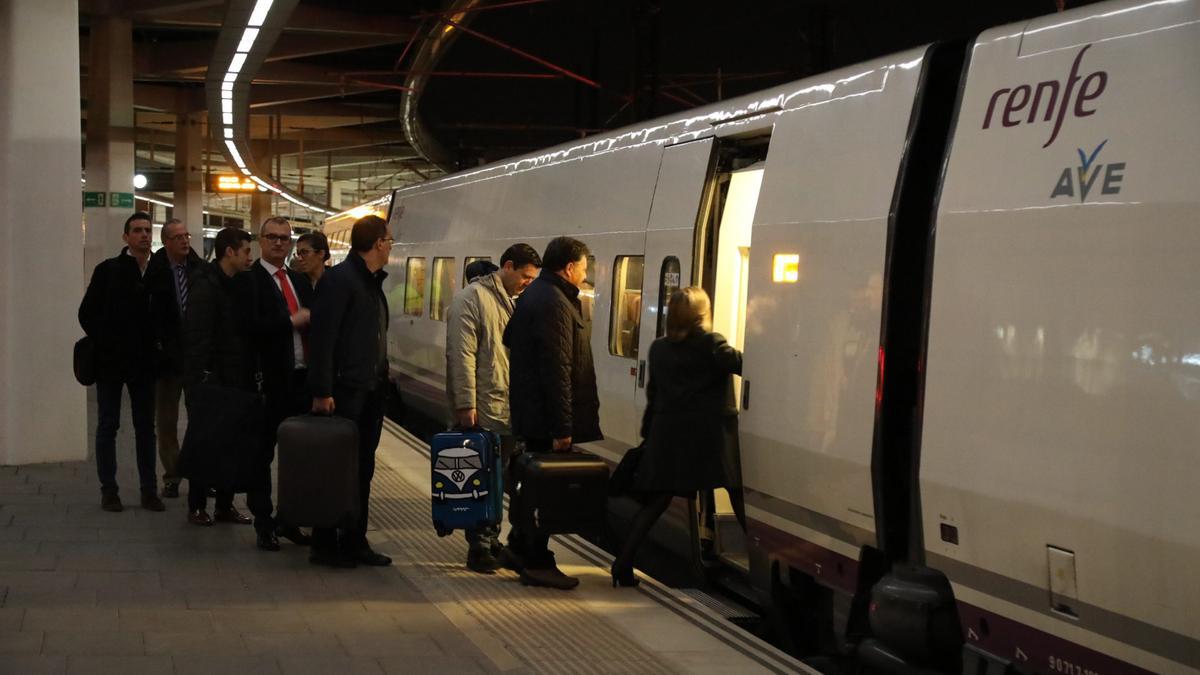 Un grupo de usuarios entra en un AVE en la estación de Castelló.