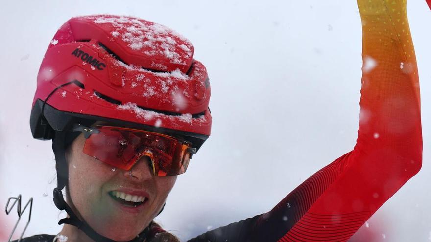 Ana Alonso, llorando sobre la nieve tras conseguir el primer bronce olímpico de la historia para España en esquí de montaña