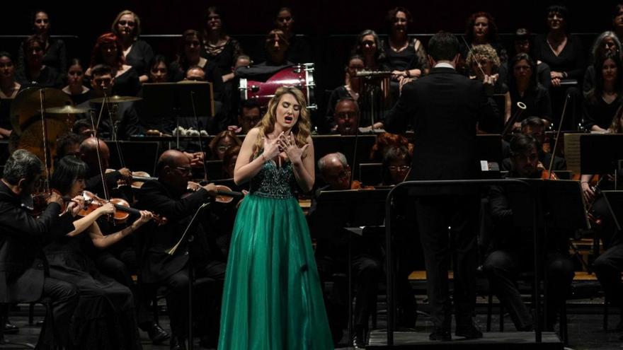 La solista y soprano Sofía Esparza durante el concierto extraordinario del Festival de Primavera en el Gran Teatro de Córdoba.