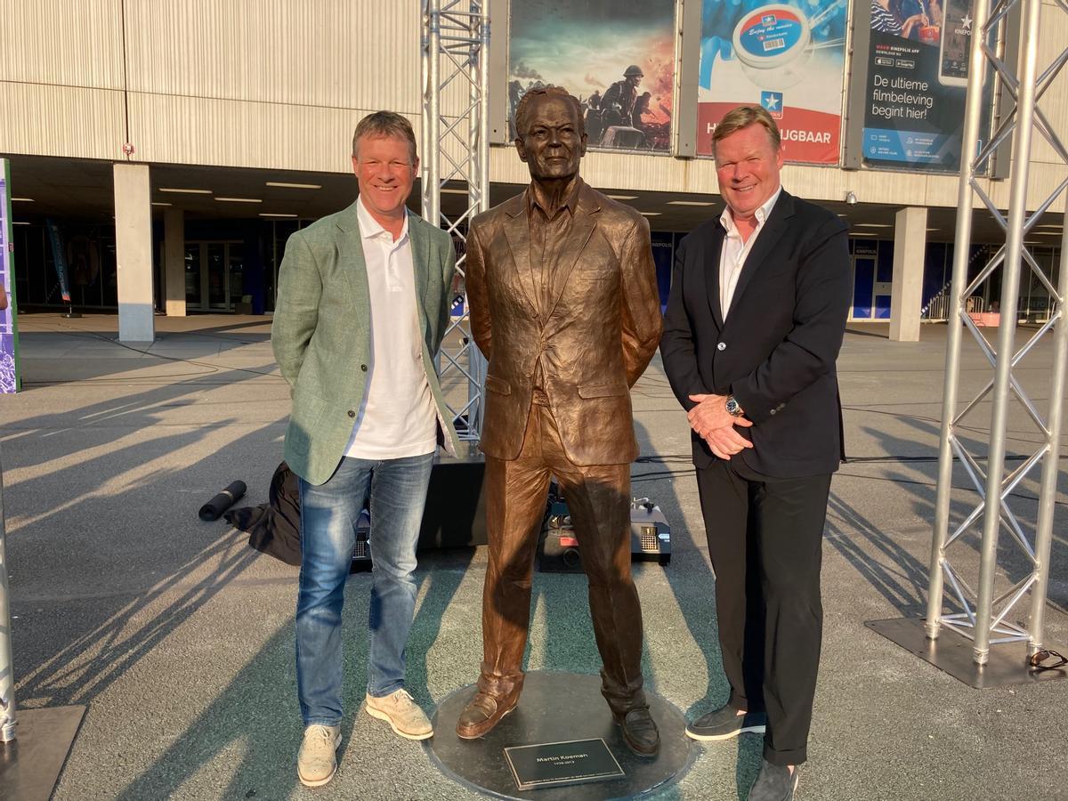 Erwin y Ronald Koeman, junto a la estatua de su padre en Groningen