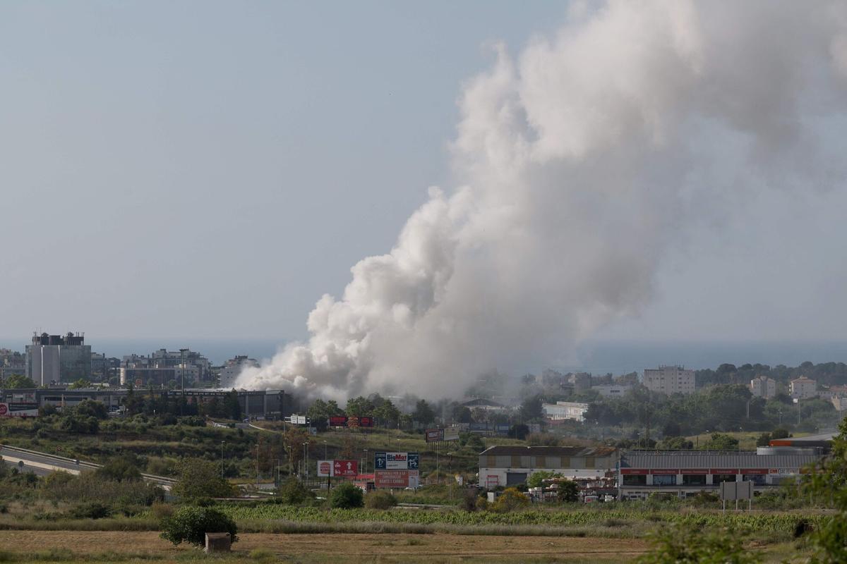 Una imagen tomada el 10 de mayo de 2025 muestra una columna de humo saliendo de un almacén de productos de limpieza para piscinas en la ciudad costera de Vilanova i la Geltrú, al sur de Barcelona. Las autoridades españolas instaron a más de 160.000 personas cerca de Barcelona a permanecer en sus casas el 10 de mayo después de que un incendio en una nave industrial liberara una nube tóxica de cloro sobre una amplia zona.