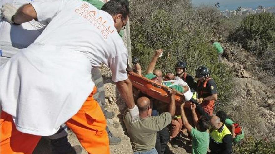El equipo de rescate bajó al herido en camilla por la ladera de Sant Joan hasta el lugar donde esperaba el helicóptero medicalizado.