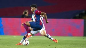 Barcelona.  13.05.2024.  Deportes.   Lamine trata de superar a su marcador  durante el partido de liga entre el FC Barcelona (Barça) y la Real Sociedad. Fotografía de Jordi Cotrina