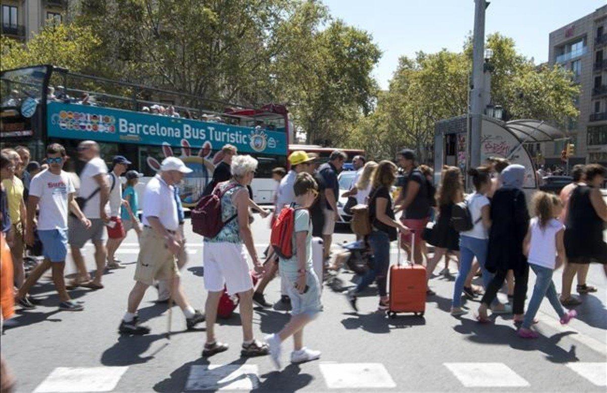 Turistas en la plaza de Catalunya de Barcelona.