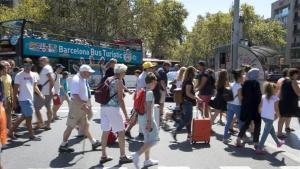 Turistas en la plaza de Catalunya de Barcelona.