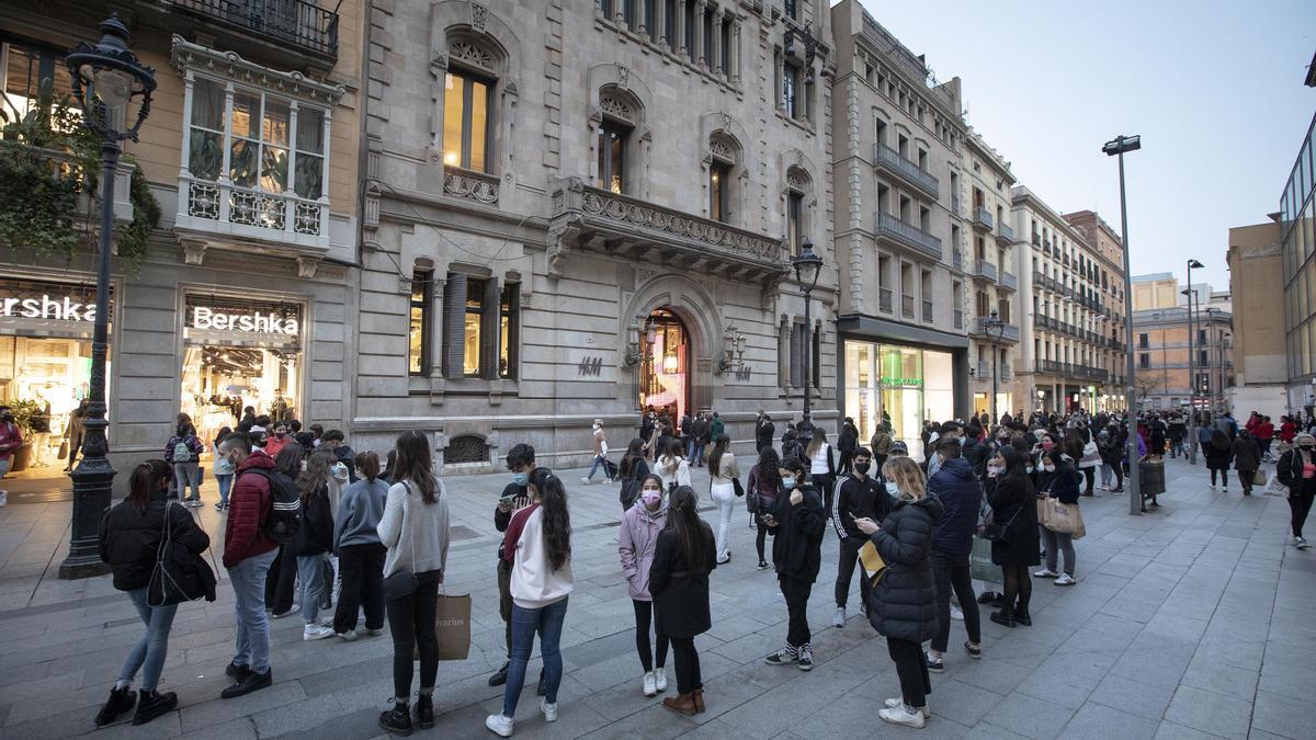 Colas ante un establecimiento comercial en Portal de l'Àngel, en Barcelona.