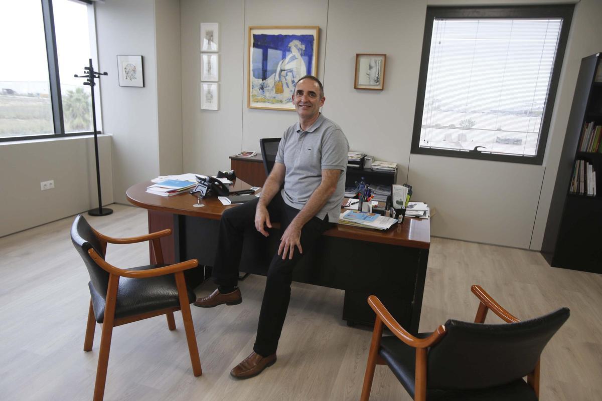 Josep Gregori, en su despacho de Bromera.