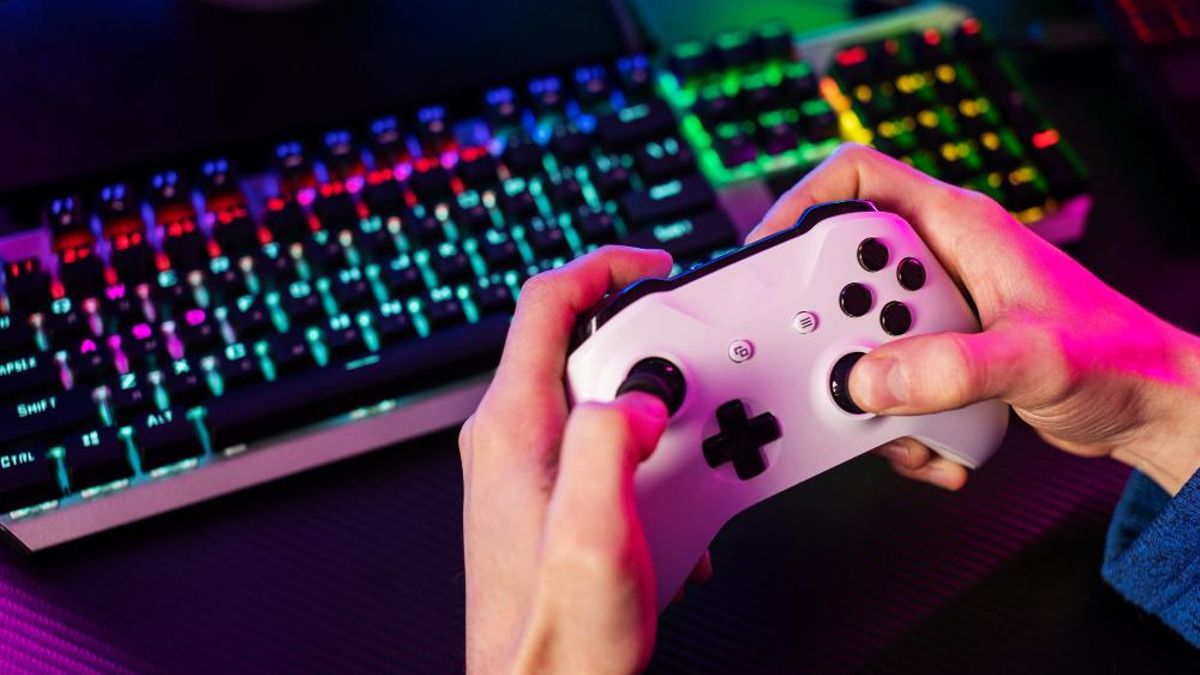 Persona jugant a un videojoc.