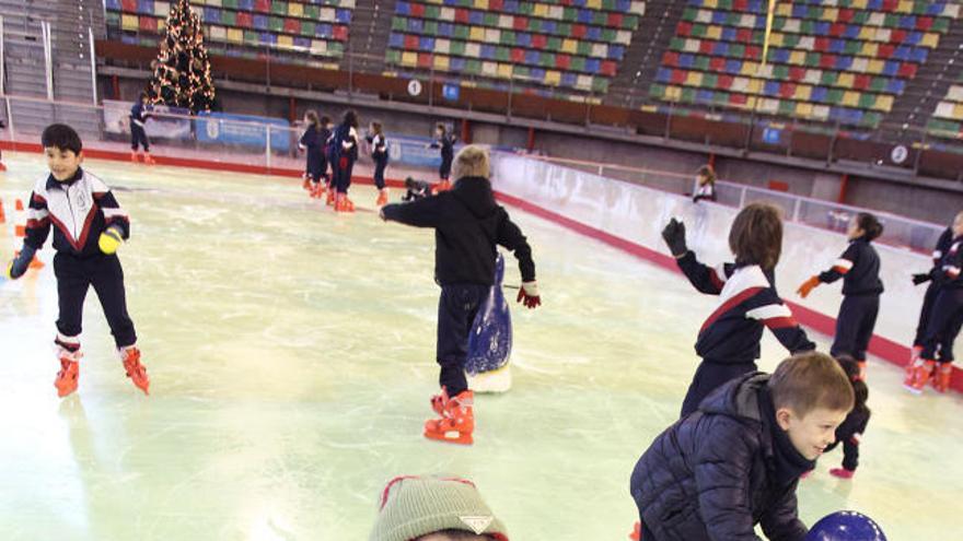 Inauguración de la pista de hielo del Coliseum, a la que ha asistido la teniente de alcalde de Cultura, Ana Fernández. / La Opinión