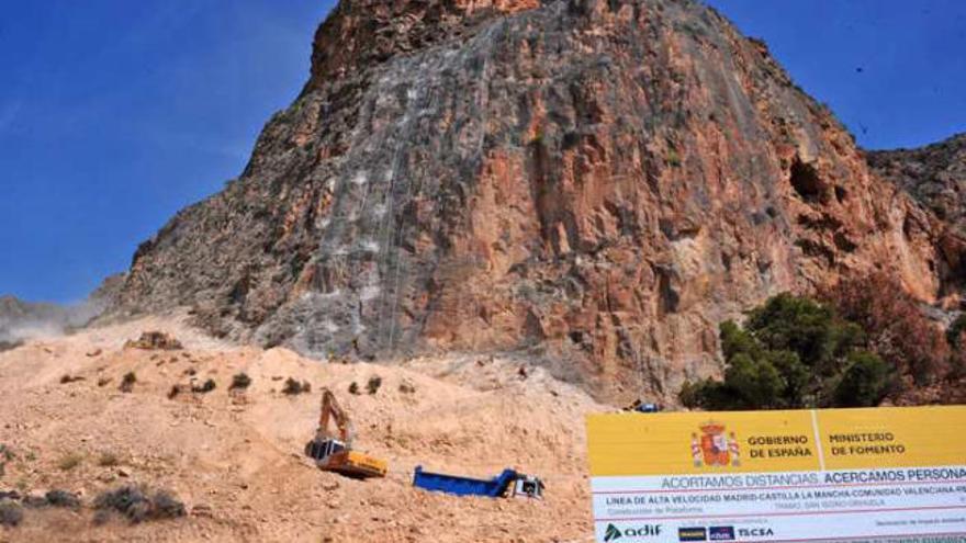 Cubren la falda de la Sierra con enormes mallas para impedir la caída de rocas