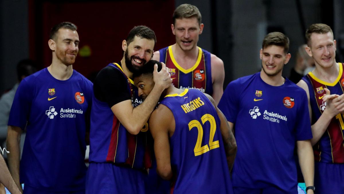 Los jugadores felicitan a Higgins tras la final copera de 2021