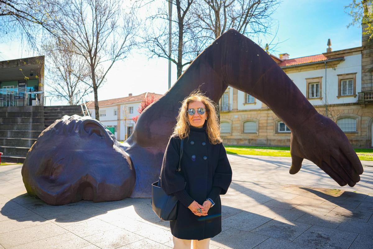 La presidenta de Estudios Vigueses, Mercedes Bangueses, junto a El Nadador.