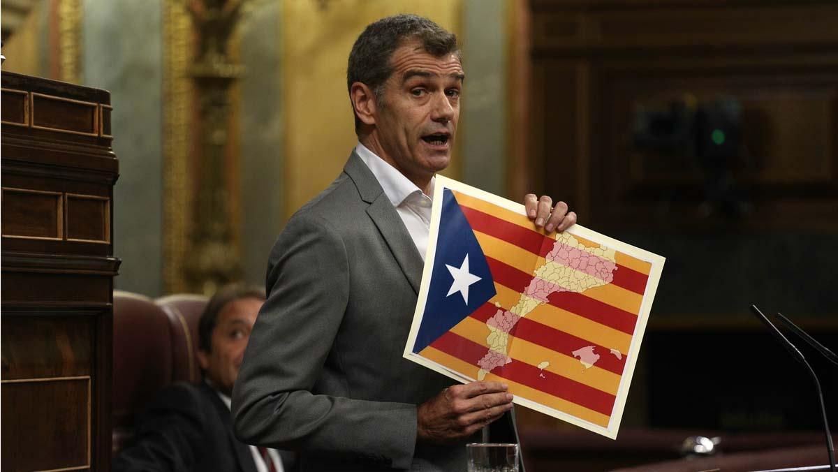 Toni Cantó muestra una estelada durante el pleno del Congreso.