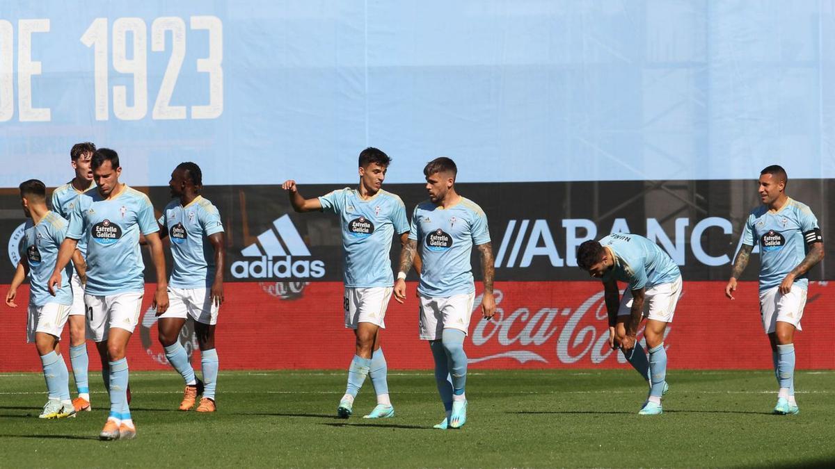 Los jugadores del Celta, con Gabri y Hugo Mallo, tras el gol al Betis. // EFE