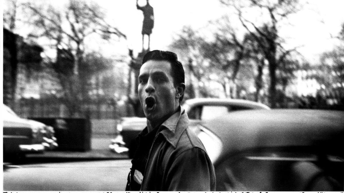 Ginsberg fotografió a Kerouac paseando por Manhattan en el otoño de 1953. Las anotaciones de debajo pertenecen al primero.