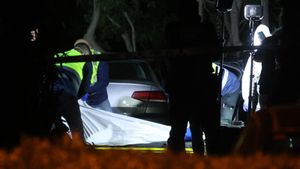 Levantamiento de uno de los cadáveres del triple crimen del saler